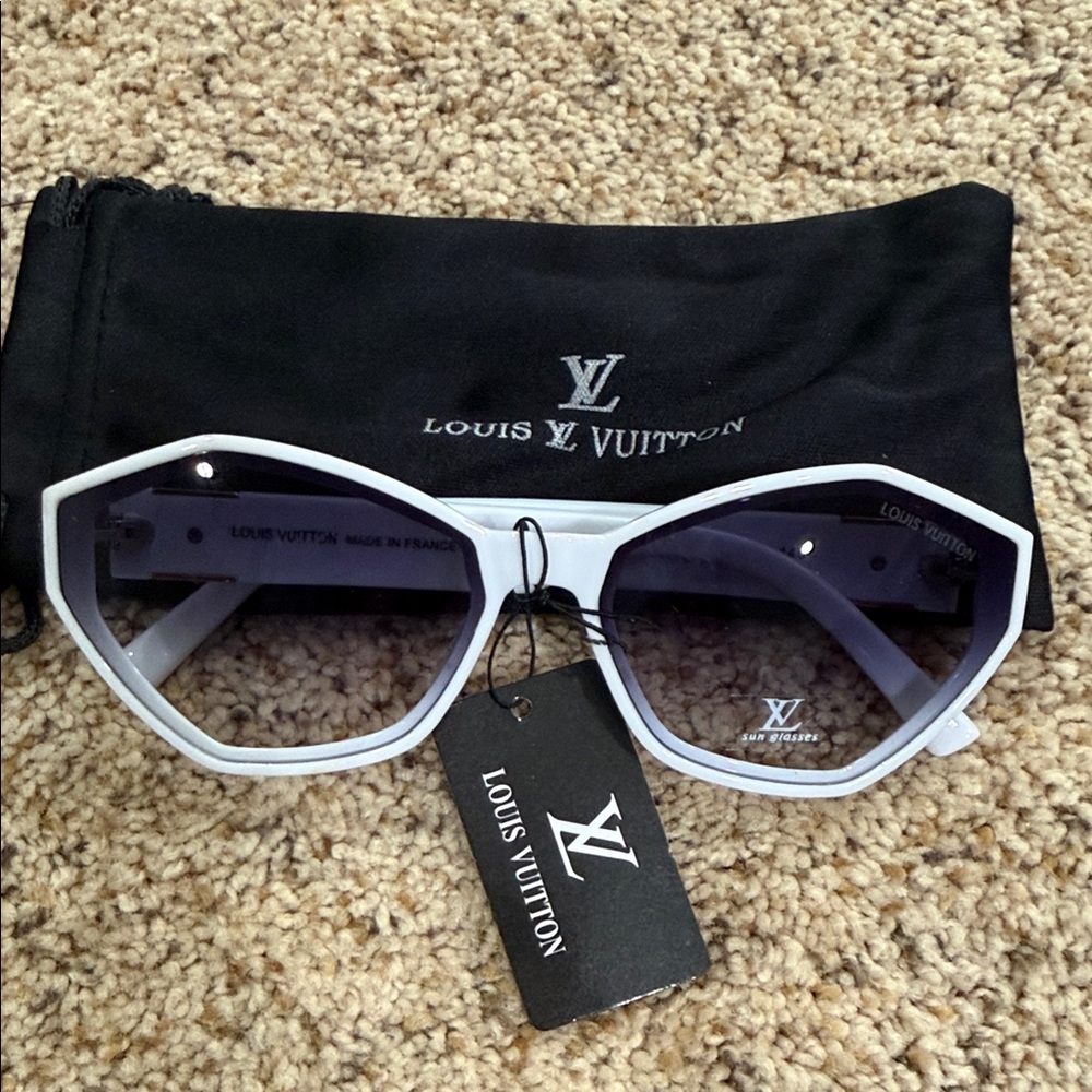 White Oversized Geometric Sunglasses with Dark Gradient Lenses